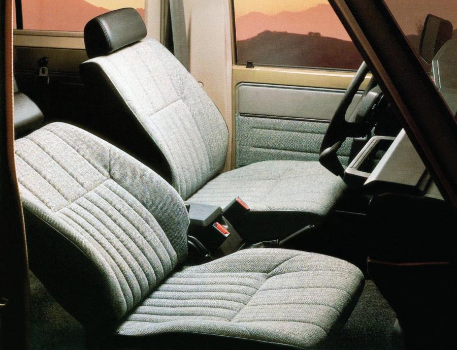 Интерьер Toyota Land Cruiser II Hard Top (LJ71) 1985 года  (фото 8 из 19)
